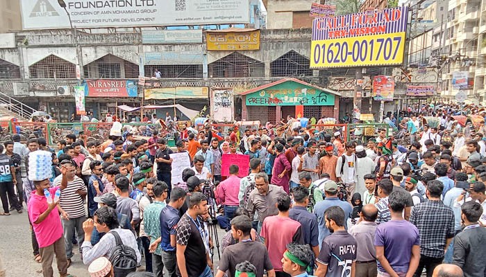 ​ফের সায়েন্সল্যাব মোড় অবরোধ ৭ কলেজের শিক্ষার্থীদের