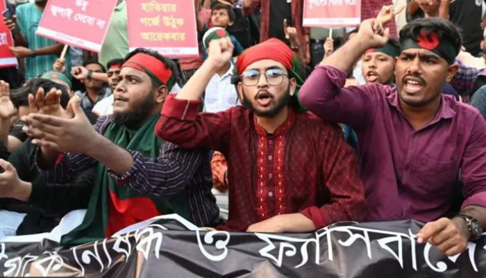 ছাত্ররা কি 'কিংস পার্টি' গঠনের চেষ্টা করছে?