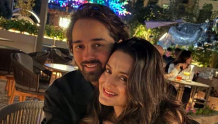 ​জীবনসঙ্গী খুঁজে পেলেন আমিশা !