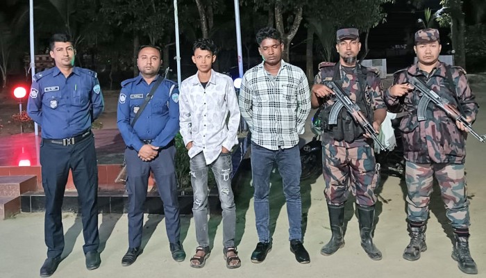 ​ফেনী সীমান্তে দুই বাংলাদেশি আটক