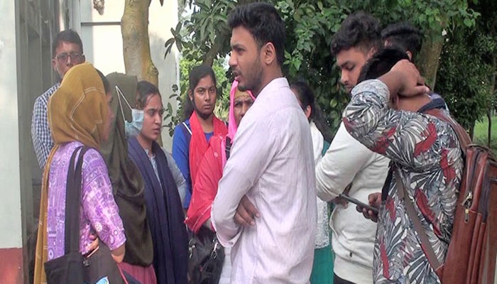 ​প্রশাসনের ভুলে শিক্ষাজীবন নিয়ে অনিশ্চিয়তায় ২২ শিক্ষার্থী