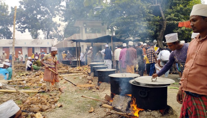 ৯২ মণ গুড় আর ১০৫ মণ চাল দিয়ে তৈরি ক্ষীর