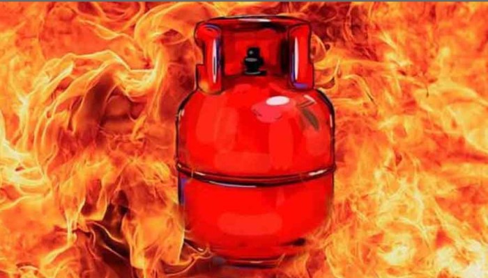 ​ঢাকায় গ্যাস সিলিন্ডার বিস্ফোরণ, নারী-শিশুসহ দগ্ধ ৭