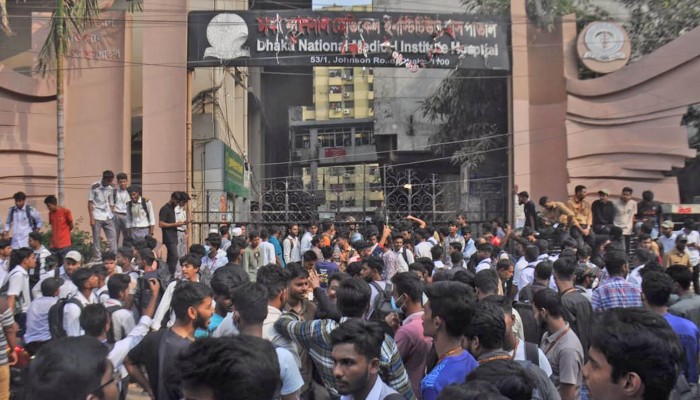 ​ন্যাশনাল মেডিকেল ঘেরাও, শিক্ষার্থীদের মধ্যে পাল্টাপাল্টি ধাওয়া