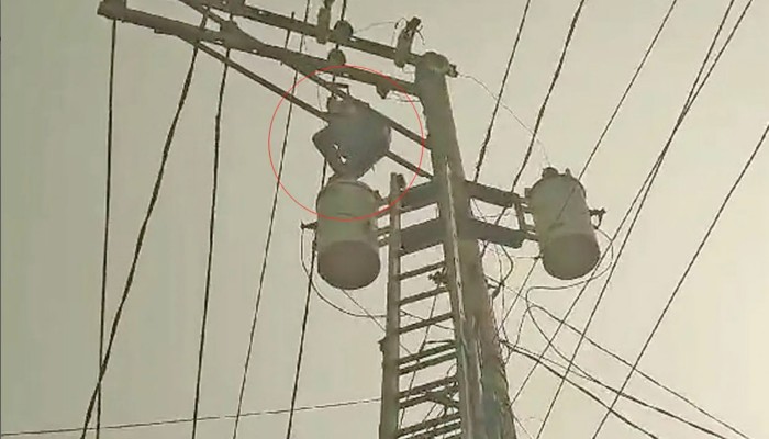 ​১১ হাজার ভোল্টের বৈদ্যুতিক লাইনে উঠে যুবকের কাণ্ড
