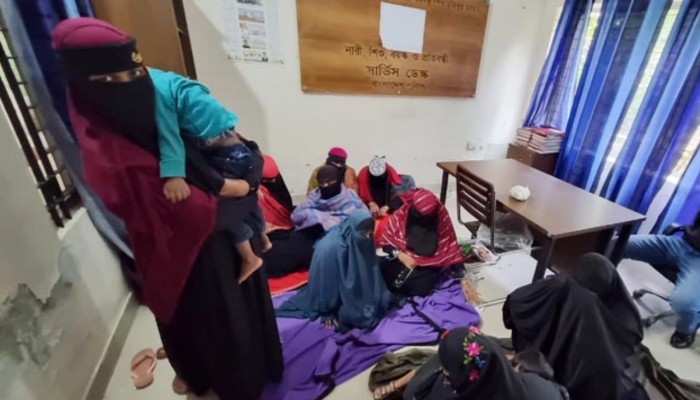 ​সমাবেশে নিতে সুদমুক্ত ঋণের প্রলোভন, লক্ষ্মীপুরে আটক ১১