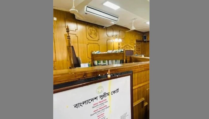 বিচারপতিকে ডিম ছুড়ে মারলেন আইনজীবীরা