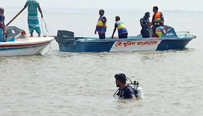 ​কীর্তনখোলা নদীতে ট্রলার-স্পিডবোট সংঘর্ষে নিখোঁজ ৪