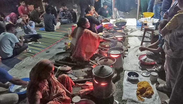 ​শীতের পিঠার দোকান বসিয়েছেন বিশ্ববিদ্যালয়ের শিক্ষার্থীরাও