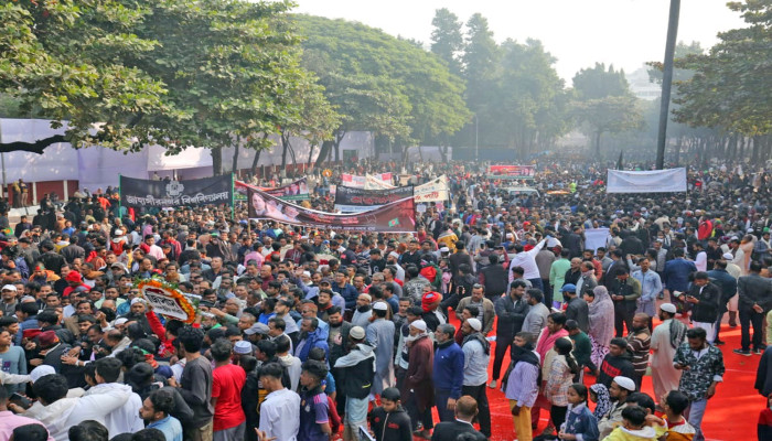 ​বুদ্ধিজীবীদের শ্রদ্ধা জানাতে স্মৃতিসৌধে মানুষের ঢল
