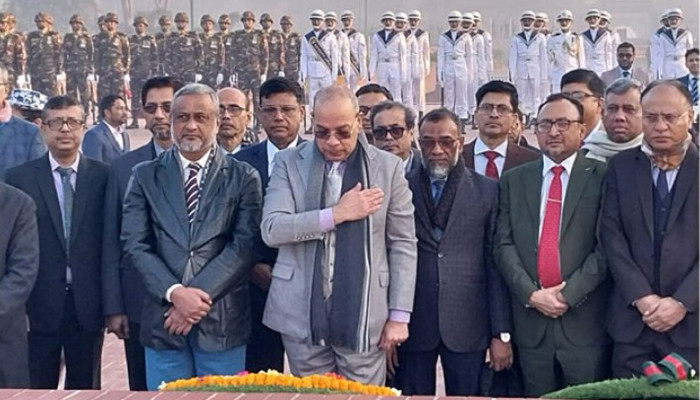 জাতীয় স্মৃতিসৌধে প্রধান বিচারপতির শ্রদ্ধা