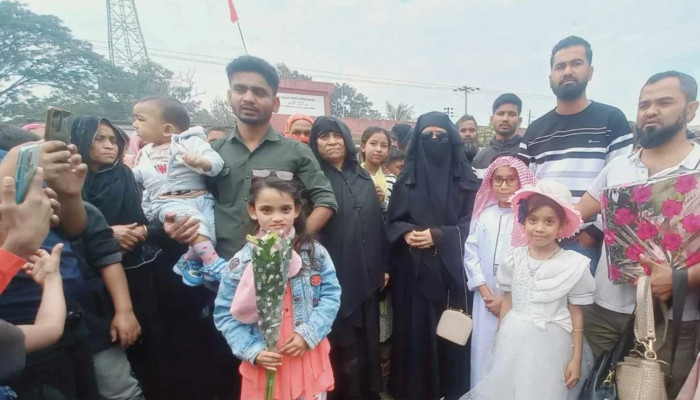 ​হেলিকপ্টারে চড়িয়ে মায়ের স্বপ্ন পূরণ করলেন ছেলে!