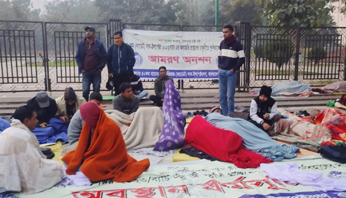 অব্যাহতি পাওয়া এসআইদের আমরণ অনশন চলছে