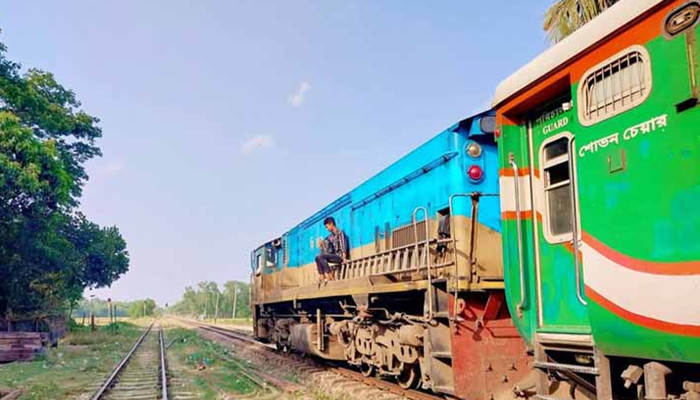 ​বিজয়নগরে পারাবত ট্রেনের ইঞ্জিন বিকল