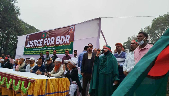 ৬ দাবি নিয়ে শহীদ মিনারে চাকরিচ্যুত বিডিআর সদস্যরা