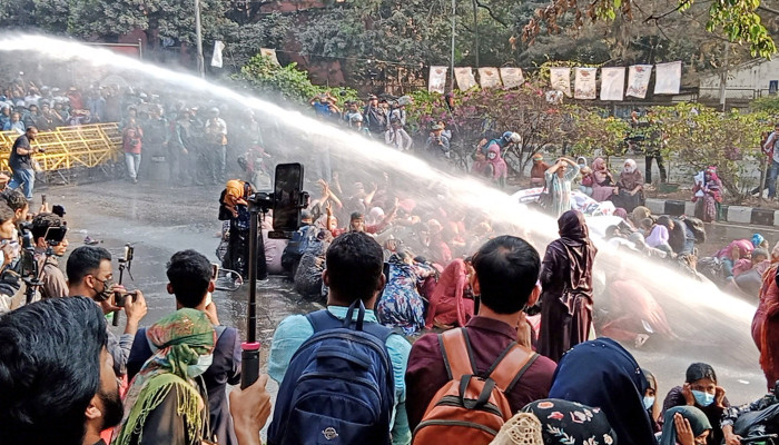 ​প্রাথমিকের নিয়োগপ্রত্যাশীদের ছত্রভঙ্গ করতে পুলিশের জলকামান