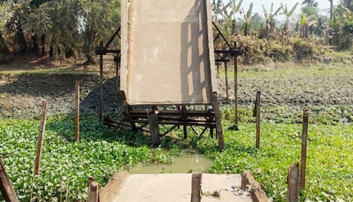 ​সেতু ভেঙে নদীতে, দুর্ভোগে দুই পারের বাসিন্দারা