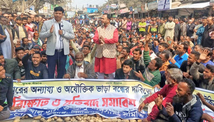 ​মহাসড়কে আলু ফেলে কৃষক-ব্যবসায়ীদের বিক্ষোভ