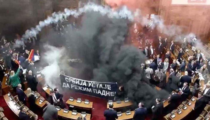 সার্বিয়ার পার্লামেন্টে স্মোক গ্রেনেড: স্ট্রোক করলেন আইনপ্রণেতা
