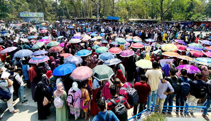 ধর্ষকের শাস্তির দাবিতে মহাসড়ক অবরোধ রাবি শিক্ষার্থীদের