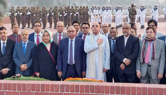 স্মৃতিসৌধে প্রধান বিচারপতির শ্রদ্ধা নিবেদন