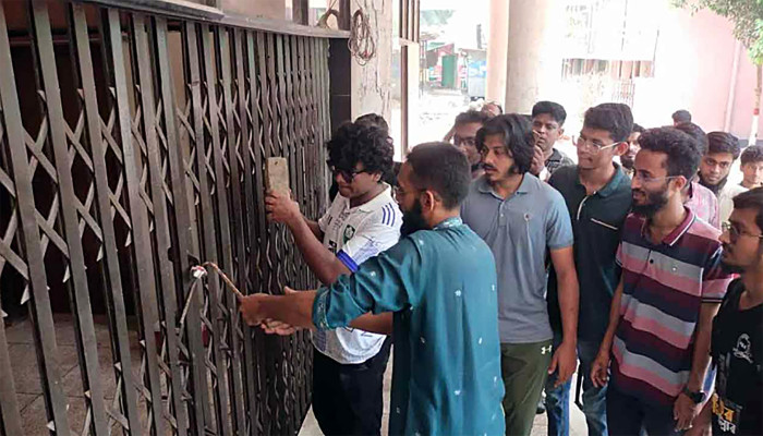 ​তালা ভেঙে কুয়েটের হলে প্রবেশ, ভিসির পদত্যাগের এক দফা