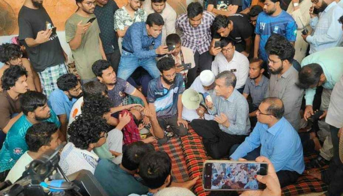 কুয়েটে অনশনরত শিক্ষার্থীদের কাছে শিক্ষা উপদেষ্টা