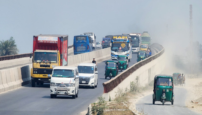 মহাসড়কে তিন চাকার দাপট