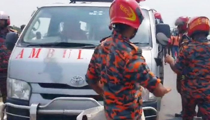 ​অ্যাম্বুলেন্সে বাসের ধাক্কা, একই পরিবারের তিনজনসহ নিহত ৫