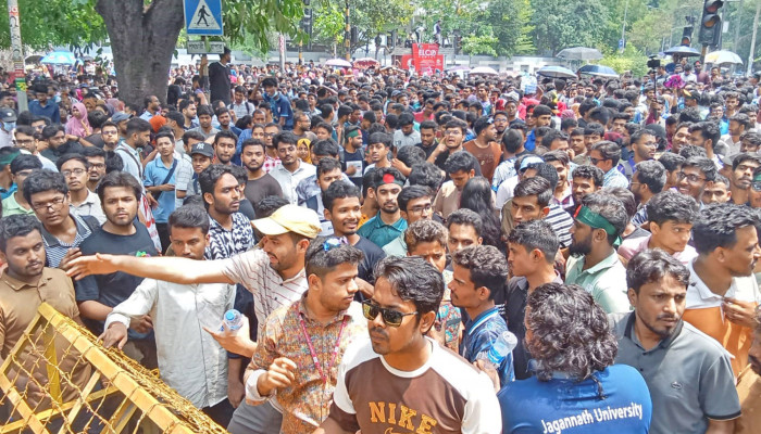 কাকরাইলে বাড়ছে ভিড়, তীব্র হচ্ছে আন্দোলন