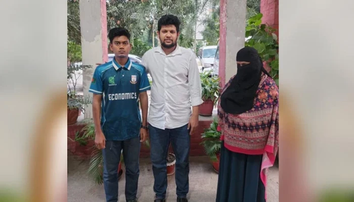 ​বোতল নিক্ষেপকারী শিক্ষার্থীকে বাসায় দাওয়াত দিলেন তথ্য উপদেষ্টা