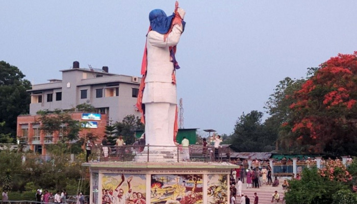​ভেঙে ফেলা হচ্ছে বঙ্গবন্ধুর ভাস্কর্য