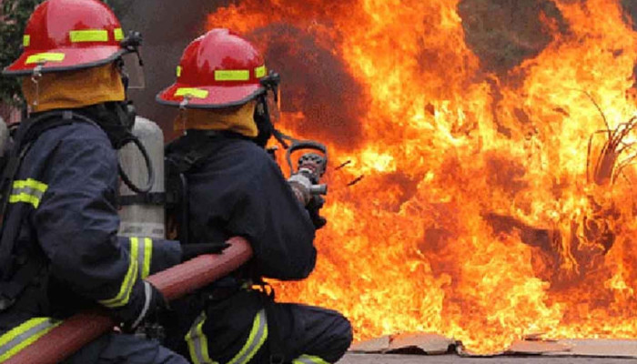 ​মতিঝিলে বাণিজ্যিক ভবনে আগুন, নিয়ন্ত্রণে ৪ ইউনিট