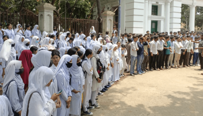 ​দাবি আদায়ে হাইকোর্টের সামনে কারিগরি শিক্ষার্থীরা