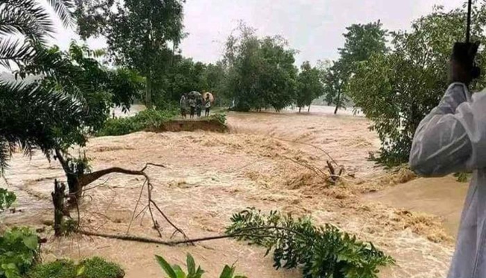 ধেয়ে আসছে বন্যা: আতঙ্কিত ৪ জেলাবাসী