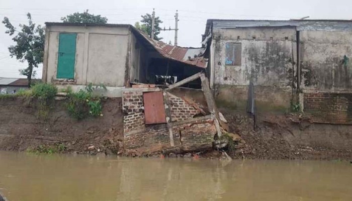​হারিয়ে যেতে বসেছে সুরমার তীরবর্তী ৪০০ বছরের পুরোনো গ্রাম