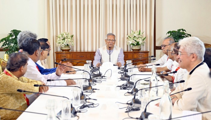 ​প্রধান উপদেষ্টার সঙ্গে বৈঠকে বিভিন্ন দলের নেতারা