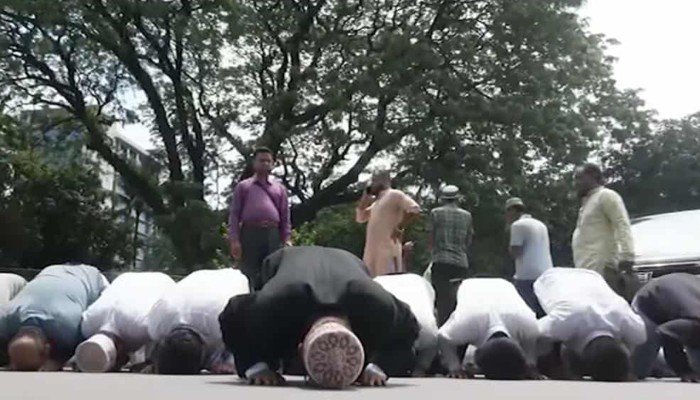 রায়ের পর জামায়াত কর্মীদের শোকরানা নামাজ আদায়