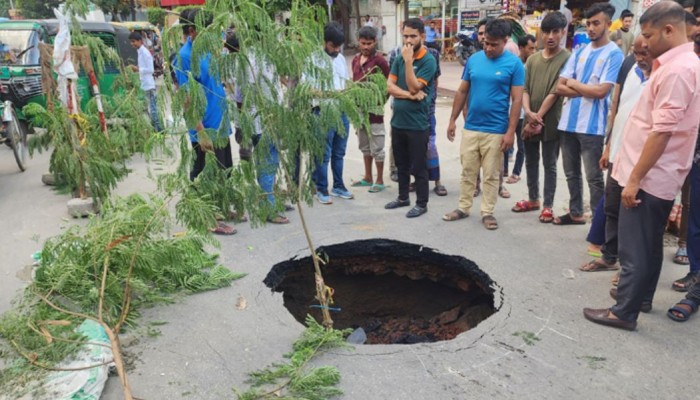 ঢাকায় ‘রহস্যজনক গর্ত’ নিয়ে যা জানা যাচ্ছে