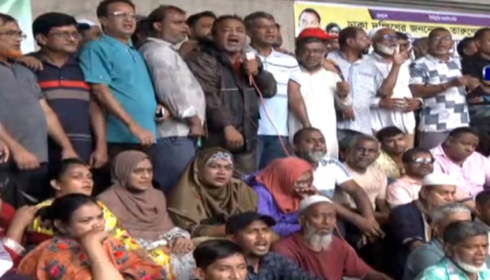 ​বৃষ্টি উপেক্ষা করে নগর ভবনের সামনে অবস্থান