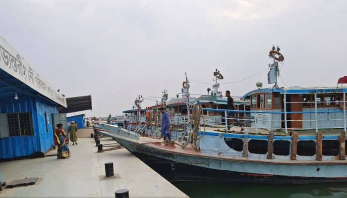​দৌলতদিয়া-পাটুরিয়া নৌরুটে লঞ্চ চলাচল বন্ধ