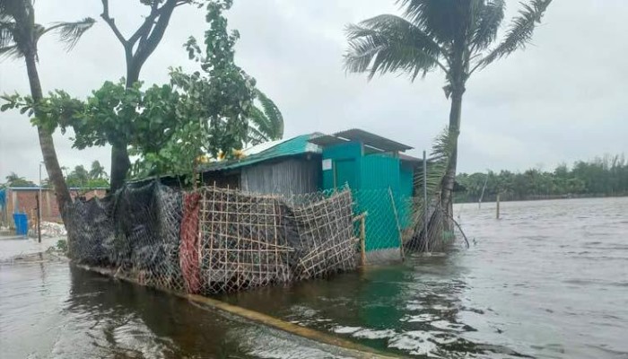 সেন্টমার্টিনে জোয়ারে তলিয়ে গেছে শতাধিক বাড়ি
