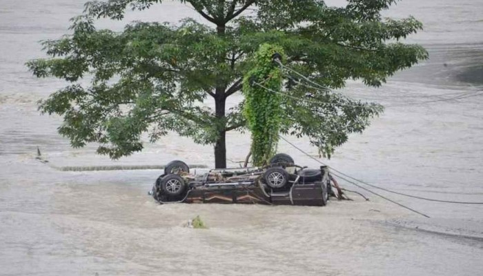 তিস্তায় হাজার ফুট নিচে পর্যটকবাহী গাড়ি, নিহত ১, নিখোঁজ ৮