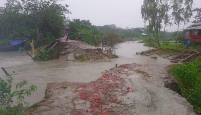জোয়ারের পানিতে নিঝুম দ্বীপের সড়কে একাধিক ভাঙন, যোগাযোগ বিচ্ছিন্ন