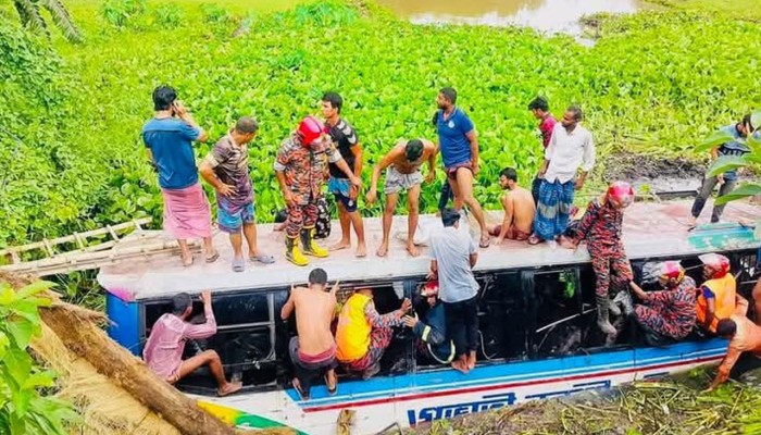 বাস ও ট্রাকের মুখোমুখি সংঘর্ষ, খাদে পড়ে আহত ২৫ যাত্রী