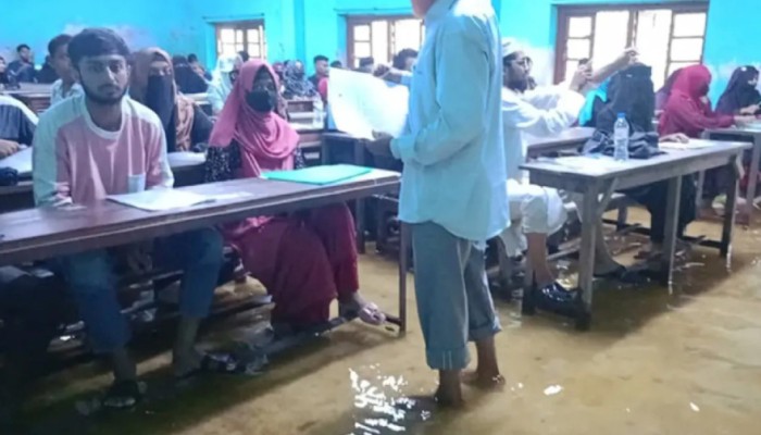 ​পানিতে বসে ভর্তি পরীক্ষা দিলেন শিক্ষার্থীরা