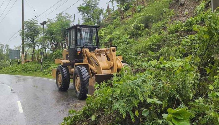 রাঙ্গামাটি-চট্টগ্রাম সড়কের বিভিন্ন স্থানে পাহাড় ধ্বস, আশ্রয়কেন্দ্রে ১৪১ জন
