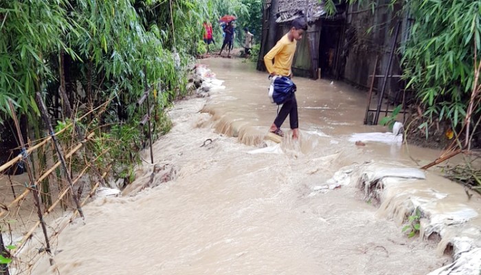 সিলেটে কুশিয়ারা নদীর বাঁধ ভেঙে প্রবল স্রোতে ঢুকছে পানি