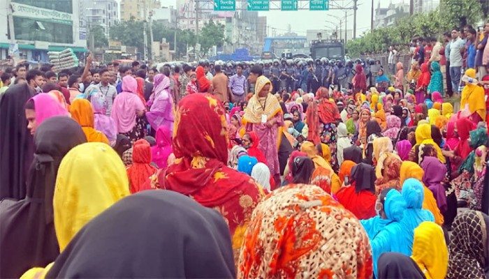 বকেয়া বেতনের দাবিতে ঢাকা-আরিচা মহাসড়ক অবরোধ পোশাক শ্রমিকদের