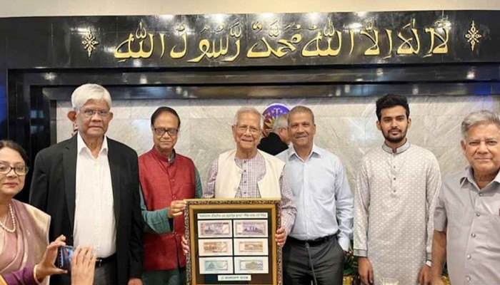 প্রধান উপদেষ্টার কাছে নতুন নোটের ছবি হস্তান্তর